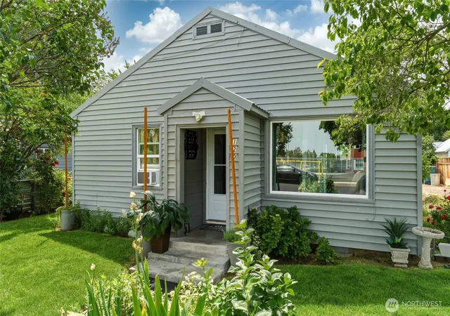 Photo 3 of Sale Pending at 120 Se 11th Avenue, Milton Freewater, OR 97862 | MLS# NWM2533175 | Listing updated on 2026-09-25