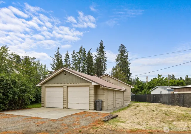 Photo 3 of Single family home for sale at 327 Lincoln St, Cle Elum, WA 98922 | MLS# NWM2534063 | Listing updated on 2026-09-21