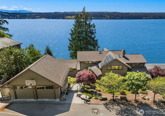 Photo 4 of Single family home for sale at 4174 Beach Dr, Freeland, WA 98249 | MLS# NWM2534086 | Listing updated on 2026-09-22