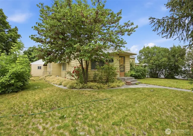Photo 3 of Sale Pending at 27 East St Sw, Ephrata, WA 98823 | MLS# NWM2534455 | Listing updated on 2026-09-28
