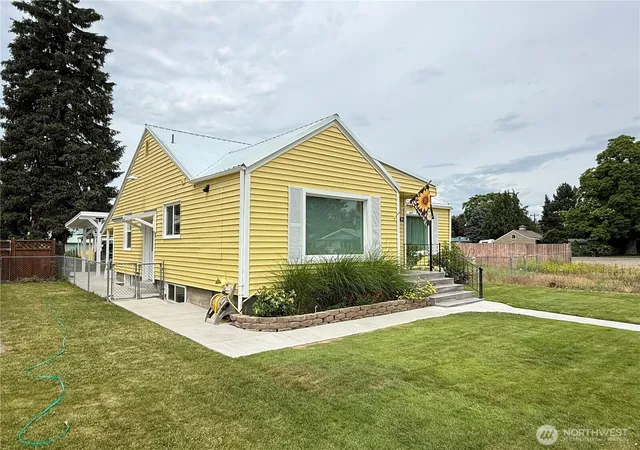 Photo 3 of Sale Pending at 312 S Ash St, Omak, WA 98841 | MLS# NWM2534597 | Listing updated on 2026-09-28