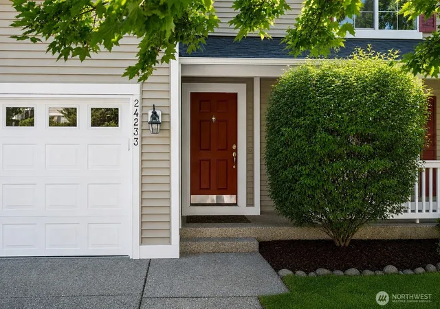 Photo 2 of Single family home for sale at 24233 237th Way Se, Maple Valley, WA 98038 | MLS# NWM2535658 | Listing updated on 2026-10-02