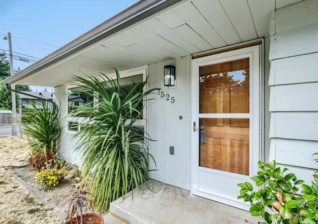 Photo 3 of Single family home for sale at 7525 200th St Sw, Lynnwood, WA 98036 | MLS# NWM2535952 | Listing updated on 2026-09-21