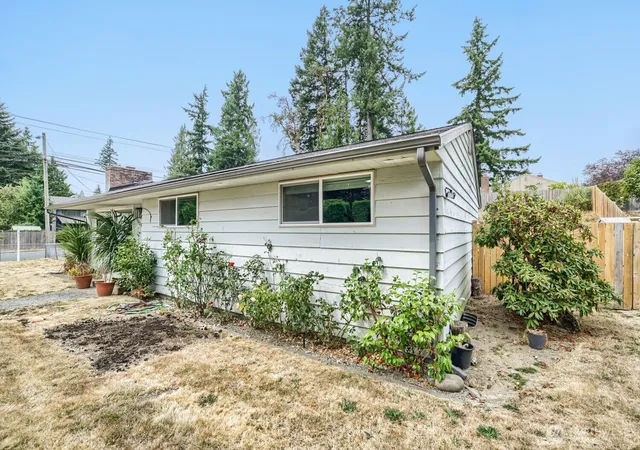 Photo 3 of Single family home for sale at 7525 200Th St Sw, Lynnwood, WA 98036 | MLS# NWM2535952 | Listing updated on 2026-09-21
