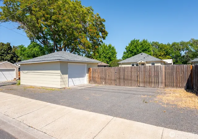 Photo 2 of Sale Pending at 759 C St Nw, Ephrata, WA 98823 | MLS# NWM2536970 | Listing updated on 2026-09-25