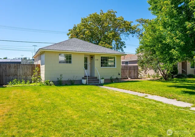 Photo 3 of Sale Pending at 759 C St Nw, Ephrata, WA 98823 | MLS# NWM2536970 | Listing updated on 2026-09-25