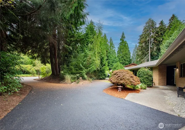 Photo 3 of Sale Pending at 4642 Claridge Dr Se, Olympia, WA 98501 | MLS# NWM2537978 | Listing updated on 2026-09-11