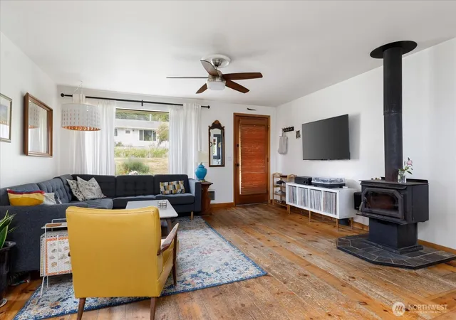 Photo 4 of Single family home for sale at 975 Ferry Ave, Coupeville, WA 98239 | MLS# NWM2538539 | Listing updated on 2026-09-27
