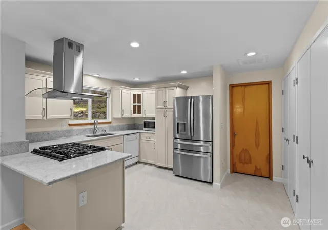Photo 4 of Single family home for sale at 6712 53rd Street W, University Place, WA 98467 | MLS# NWM2539313 | Listing updated on 2026-09-25
