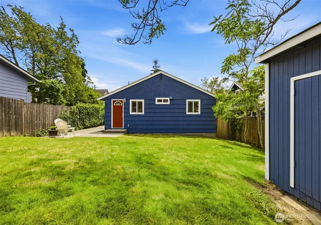 Photo 2 of Single family home for sale at 2722 Ne Blakeley St, Seattle, WA 98105 | MLS# NWM2540113 | Listing updated on 2026-09-24