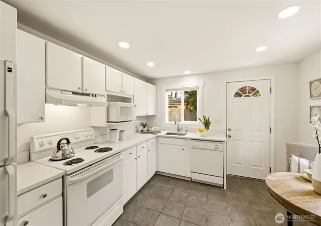 Photo 4 of Condo for sale at 2722 NE Blakeley St, Seattle, WA 98105 | MLS# NWM2540113 | Listing updated on 2026-09-24