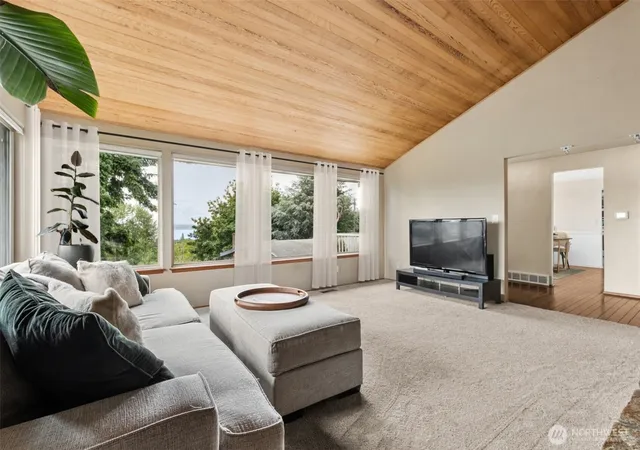 Photo 3 of Sale Pending at 21030 7th Avenue S, Des Moines, WA 98198 | MLS# NWM2540137 | Listing updated on 2026-09-30