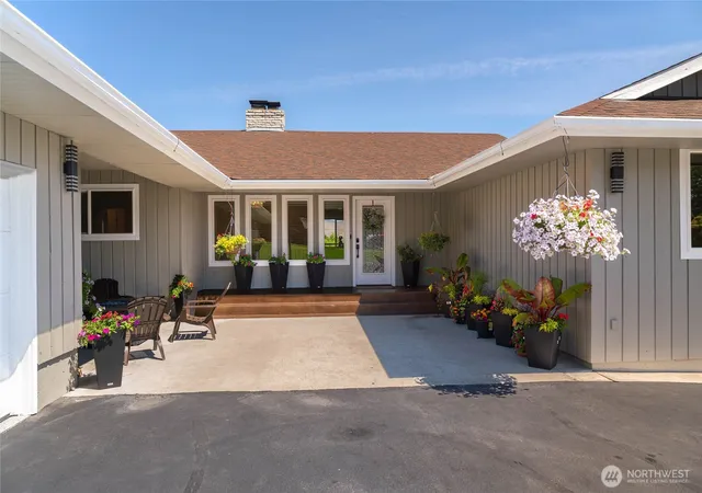 Photo 3 of Single family home for sale at 1202 S Hills Dr, Wenatchee, WA 98801 | MLS# NWM2541231 | Listing updated on 2026-09-22
