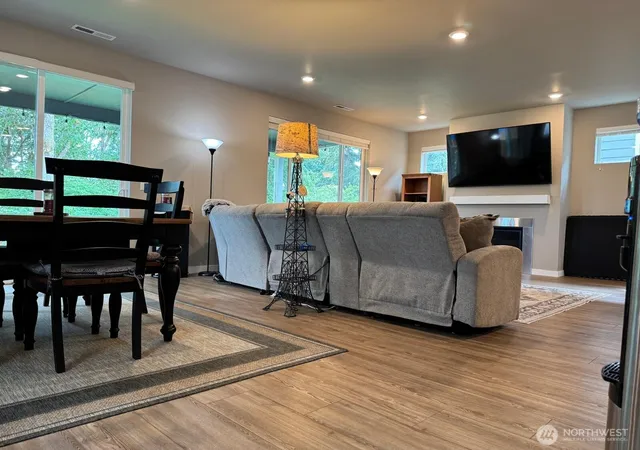 Photo 3 of Single family home for sale at 927 Vine Maple St Se, Lacey, WA 98503 | MLS# NWM2542128 | Listing updated on 2026-09-22