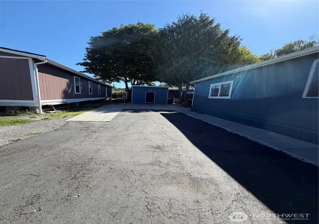 Photo 3 of Sale Pending at 415 Lakeview #F6, Lynnwood, WA 98087 | MLS# NWM2542758 | Listing updated on 2026-10-02