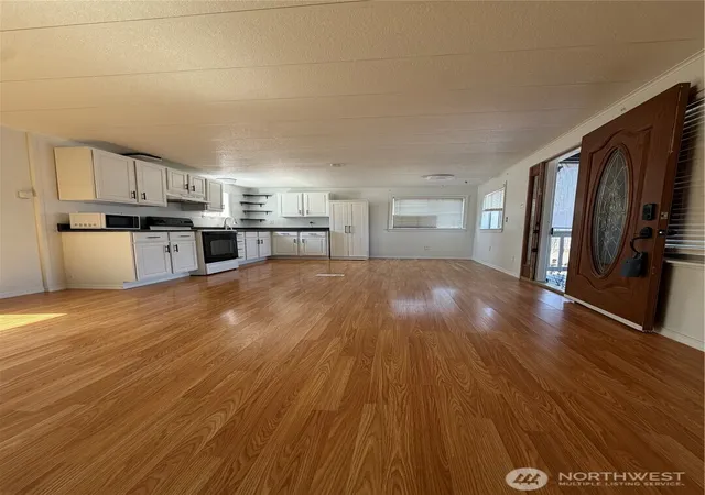 Photo 4 of Sale Pending at 415 Lakeview #F6, Lynnwood, WA 98087 | MLS# NWM2542758 | Listing updated on 2026-10-02