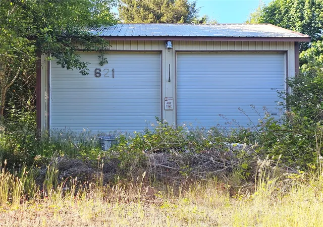 Photo 3 of Sale Pending at 621 Ostman Rd, Raymond, WA 98577 | MLS# NWM2542932 | Listing updated on 2026-09-25