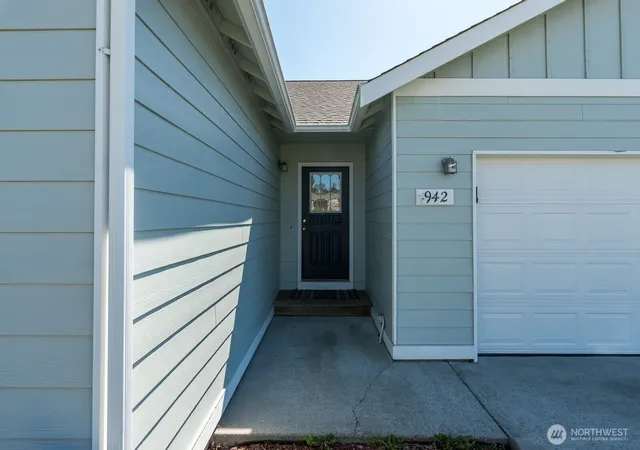 Photo 3 of Sale Pending at 942 Ne Cordero Pl, Oak Harbor, WA 98277 | MLS# NWM2543508 | Listing updated on 2026-09-21