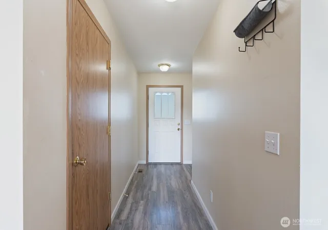 Photo 3 of Sale Pending at 942 NE Cordero Pl, Oak Harbor, WA 98277 | MLS# NWM2543508 | Listing updated on 2026-09-21