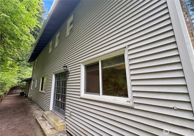 Photo 3 of Single family home for sale at 24404 SE Mirrormont Blvd, Issaquah, WA 98027 | MLS# NWM2543576 | Listing updated on 2026-09-25