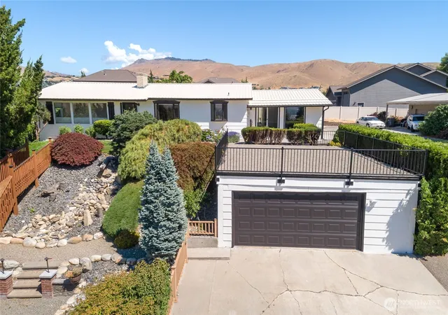 Photo 1 of Single family home for sale at 330 Sunnyslope Hts, Wenatchee, WA 98801 | MLS# NWM2544639 | Listing updated on 2026-09-22