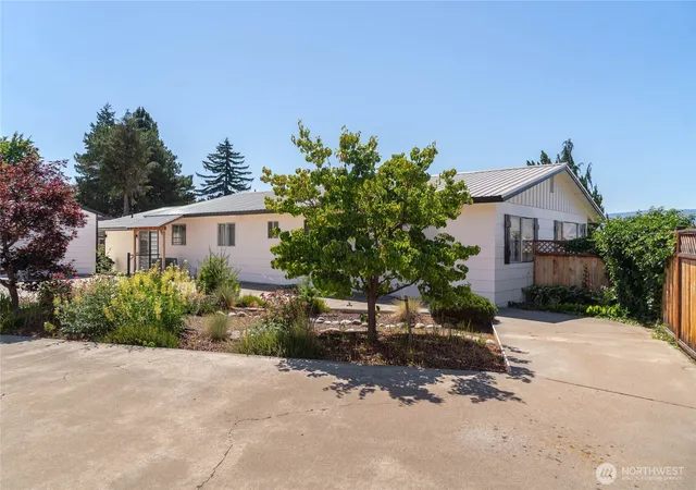 Photo 2 of Single family home for sale at 330 Sunnyslope Hts, Wenatchee, WA 98801 | MLS# NWM2544639 | Listing updated on 2026-09-22