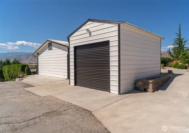 Photo 3 of Single family home for sale at 330 Sunnyslope Hts, Wenatchee, WA 98801 | MLS# NWM2544639 | Listing updated on 2026-09-22