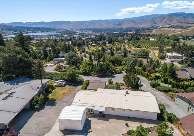 Photo 3 of Single family home for sale at 330 Sunnyslope Hts, Wenatchee, WA 98801 | MLS# NWM2544639 | Listing updated on 2026-09-22