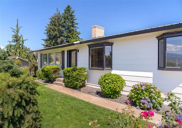 Photo 4 of Single family home for sale at 330 Sunnyslope Hts, Wenatchee, WA 98801 | MLS# NWM2544639 | Listing updated on 2026-09-22