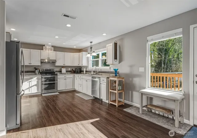 Photo 2 of Single family home for sale at 800 N 23rd Avenue, Kelso, WA 98626 | MLS# NWM2545065 | Listing updated on 2026-09-21