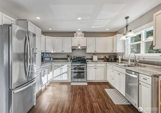 Photo 3 of Single family home for sale at 800 N 23rd Avenue, Kelso, WA 98626 | MLS# NWM2545065 | Listing updated on 2026-09-21