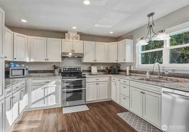 Photo 3 of Single family home for sale at 800 N 23rd Avenue, Kelso, WA 98626 | MLS# NWM2545065 | Listing updated on 2026-09-21
