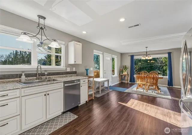 Photo 4 of Single family home for sale at 800 N 23rd Avenue, Kelso, WA 98626 | MLS# NWM2545065 | Listing updated on 2026-09-21