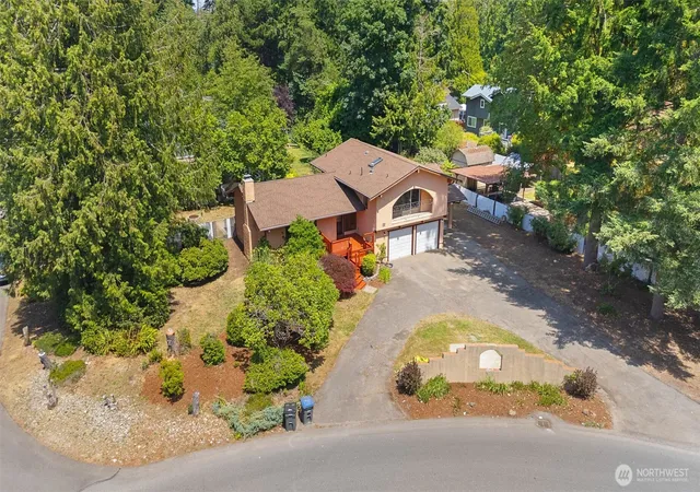 Photo 3 of Sale Pending at 3560 Ne Arrowhead Dr, Bremerton, WA 98311 | MLS# NWM2545086 | Listing updated on 2026-10-01