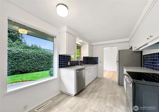 Photo 4 of Sale Pending at 7920 NE 26th Street, Medina, WA 98039 | MLS# NWM2545217 | Listing updated on 2026-09-23