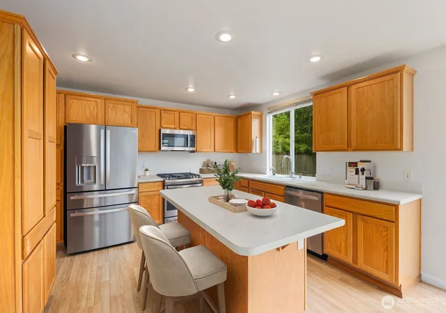 Photo 4 of Sale Pending at 24201 231st Place SE, Maple Valley, WA 98038 | MLS# NWM2545310 | Listing updated on 2026-10-02