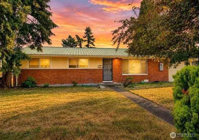 Photo 1 of Single family home for sale at 21 Southwest 8th Ave, Oak Harbor, WA 98277 | MLS# NWM2547046 | Listing updated on 2026-10-01