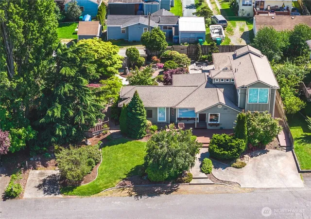 Photo 3 of Sale Pending at 809 33rd Street, Anacortes, WA 98221 | MLS# NWM2547273 | Listing updated on 2026-09-25