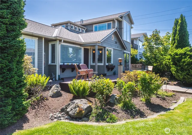 Photo 4 of Sale Pending at 809 33rd Street, Anacortes, WA 98221 | MLS# NWM2547273 | Listing updated on 2026-09-25