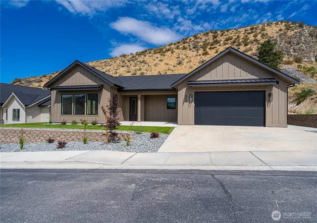 Photo 1 of Single family home for sale at 922 Long Dr, Chelan, WA 98816 | MLS# NWM2547955 | Listing updated on 2026-09-22