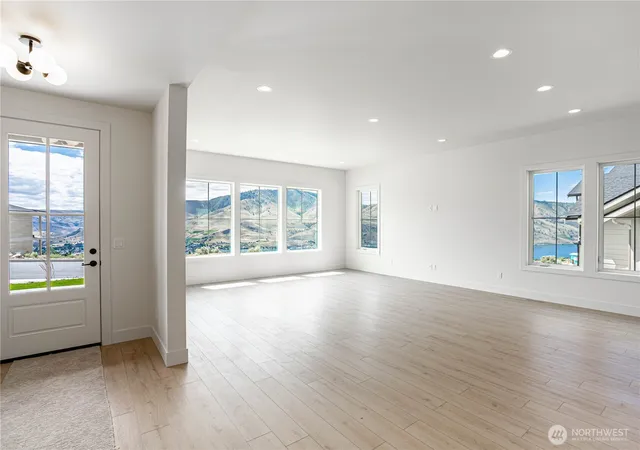 Photo 4 of Single family home for sale at 922 Long Dr, Chelan, WA 98816 | MLS# NWM2547955 | Listing updated on 2026-09-22
