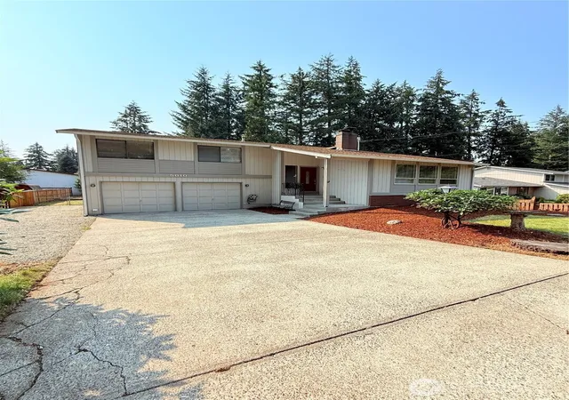 Photo 2 of Single family home for sale at 5010 84th Avenue W, University Place, WA 98467 | MLS# NWM2548192 | Listing updated on 2026-10-01