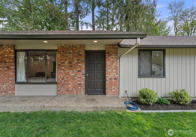 Photo 2 of Sale Pending at 708 Ne Eaton Ct, Castle Rock, WA 98611 | MLS# NWM2548387 | Listing updated on 2026-09-25
