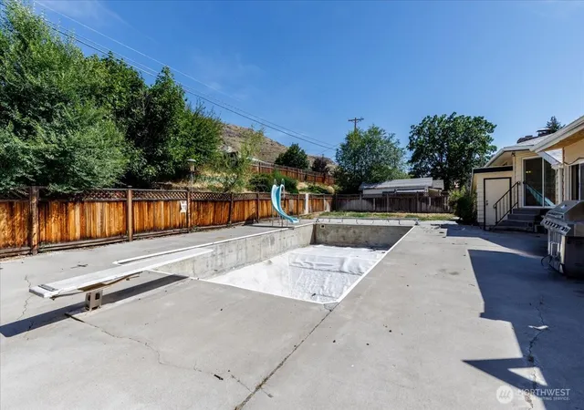 Photo 2 of Single family home for sale at 801 Tulip St, Coulee Dam, WA 99116 | MLS# NWM2548496 | Listing updated on 2026-09-22