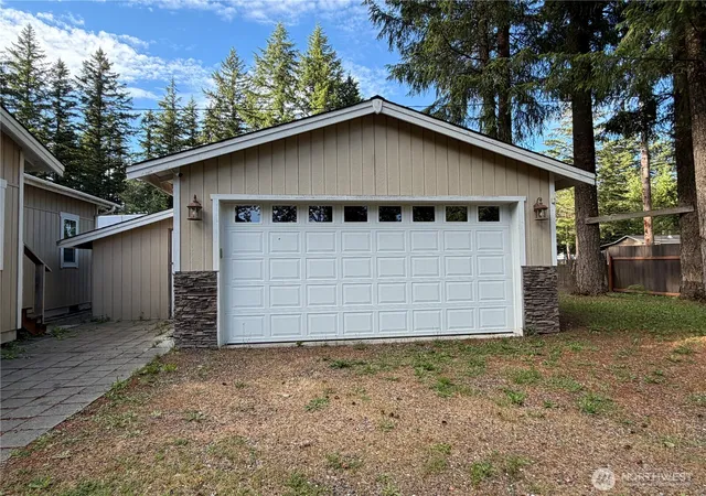 Photo 3 of Single family home for sale at 8595 Golden Valley Dr, Maple Falls, WA 98266 | MLS# NWM2548621 | Listing updated on 2026-09-29