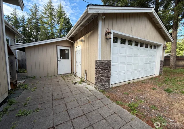 Photo 3 of Single family home for sale at 8595 Golden Valley Dr, Maple Falls, WA 98266 | MLS# NWM2548621 | Listing updated on 2026-09-29