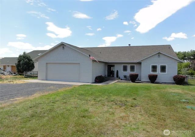 Photo 1 of Single family home for sale at 3862 Shorecrest Dr Ne, Moses Lake, WA 98837 | MLS# NWM2548877 | Listing updated on 2026-09-22