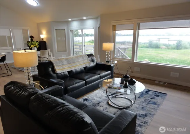 Photo 3 of Single family home for sale at 3862 Shorecrest Dr Ne, Moses Lake, WA 98837 | MLS# NWM2548877 | Listing updated on 2026-09-22