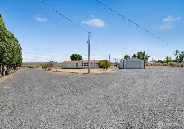 Photo 3 of Manufactured home for sale at 6417 Ferguson Rd Ne, Moses Lake, WA 98837 | MLS# NWM2549014 | Listing updated on 2026-09-22