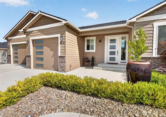 Photo 4 of Single family home for sale at 2637 7th Street SE, East Wenatchee, WA 98802 | MLS# NWM2549181 | Listing updated on 2026-09-22